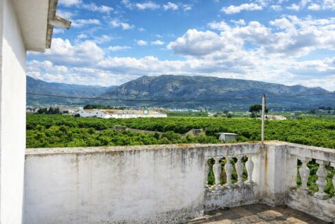 Balcony con vistas a campos y montañas