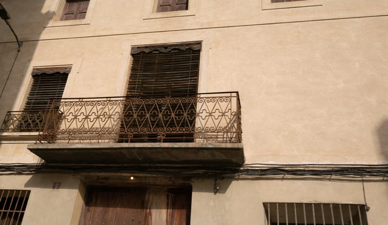 Balcony restaurado en fachada histórica