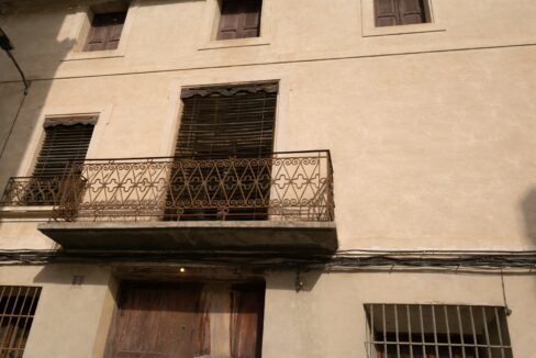Balcony restaurado en fachada histórica