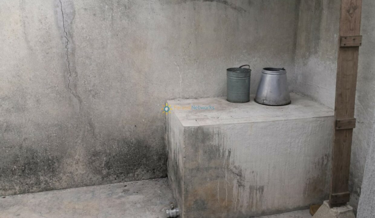 Balde y plataforma de concreto vieja