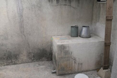 Balde y plataforma de concreto vieja