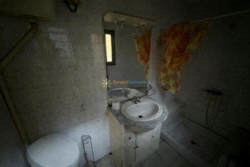 Baño antiguo con cortina colorida