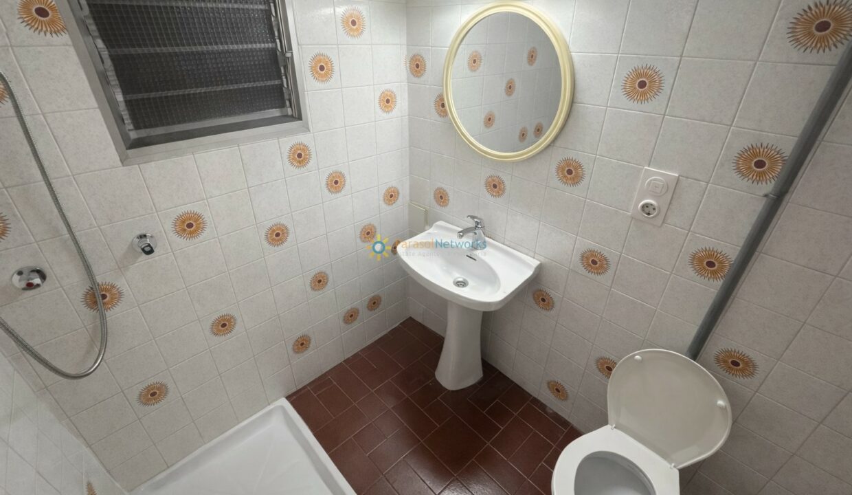Baño compacto con detalles en naranja (1)