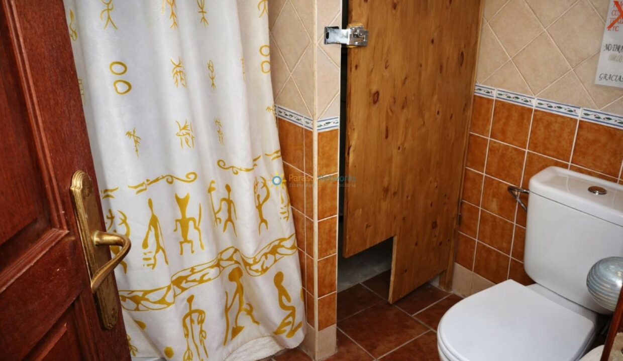 Baño con detalles decorativos y luz natural