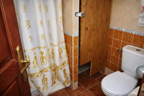 Baño con detalles decorativos y luz natural