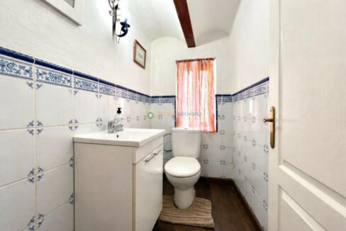 Baño elegante con azulejos azules