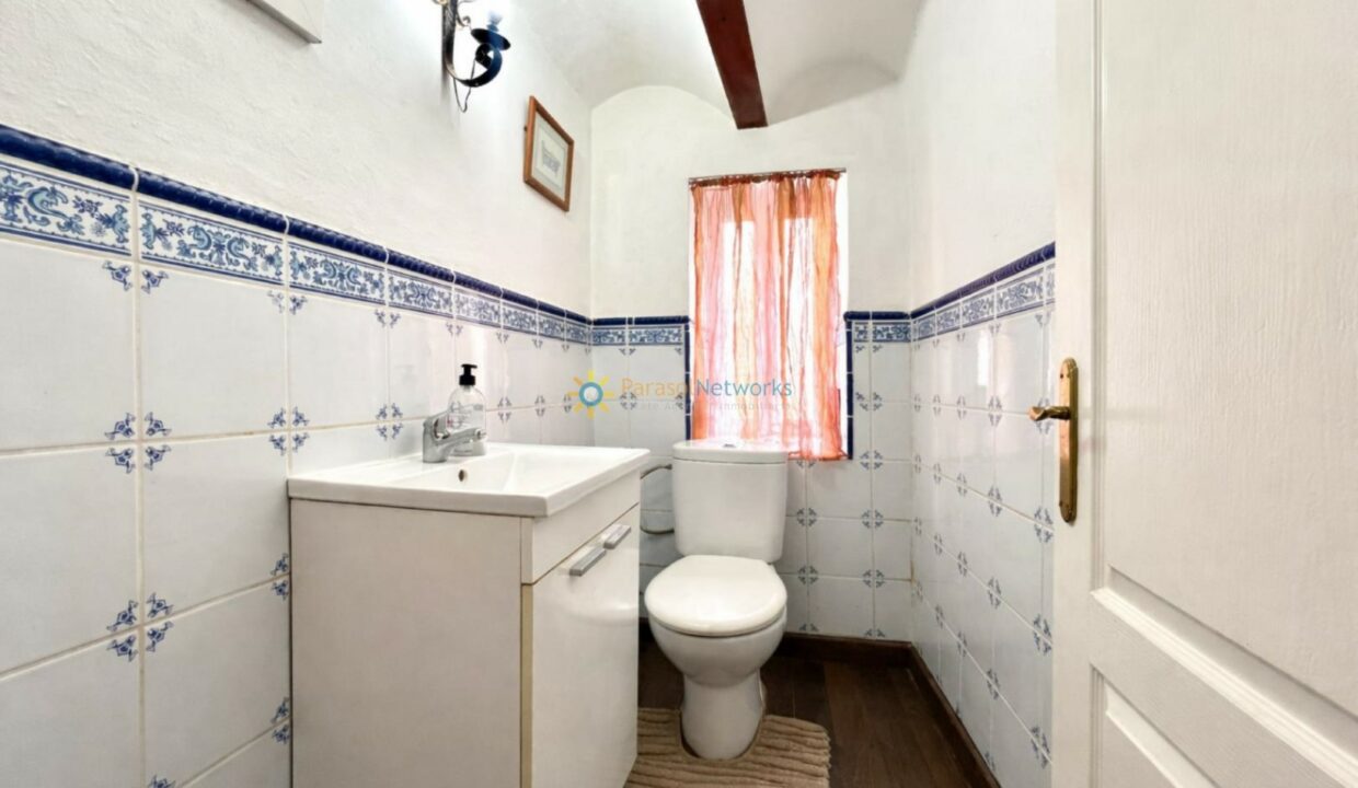 Baño elegante con azulejos azules