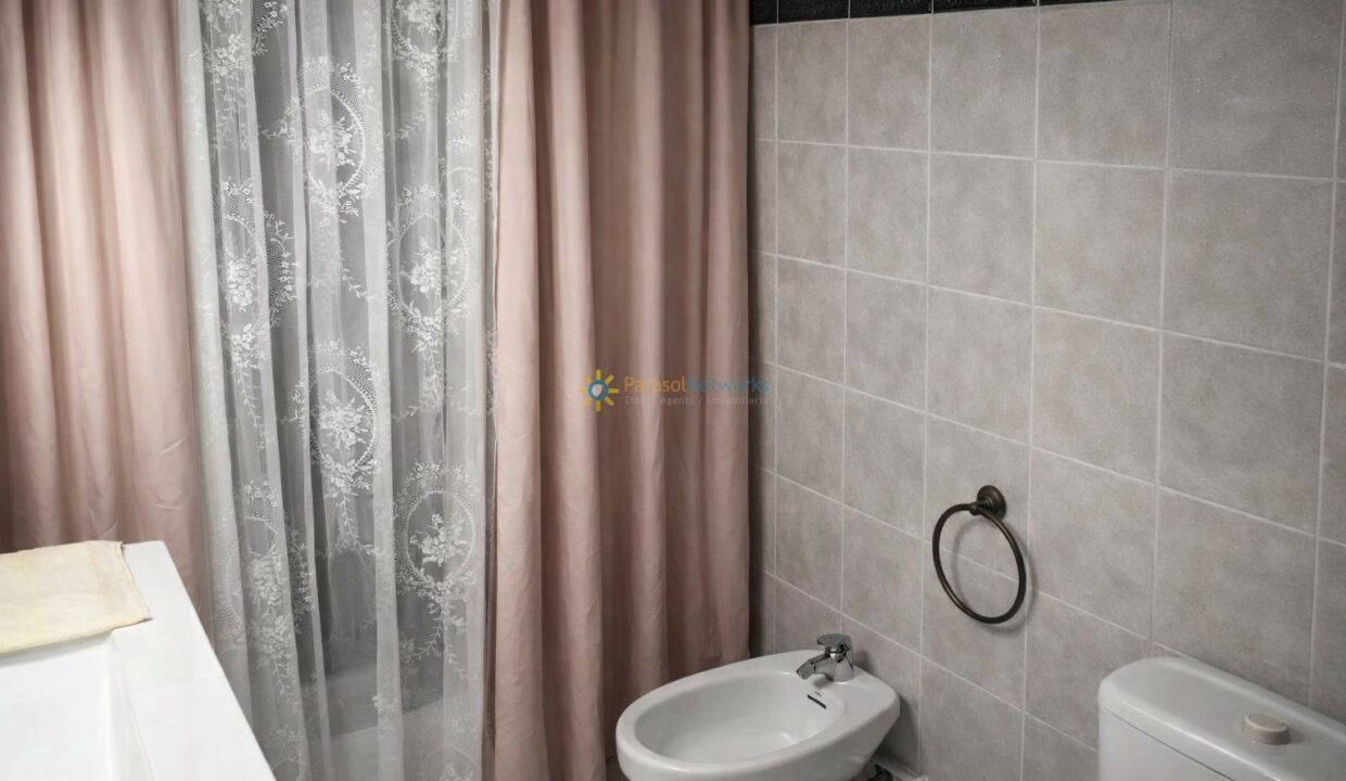 Baño elegante con detalles sutiles