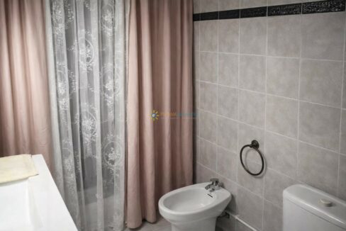 Baño elegante con detalles sutiles