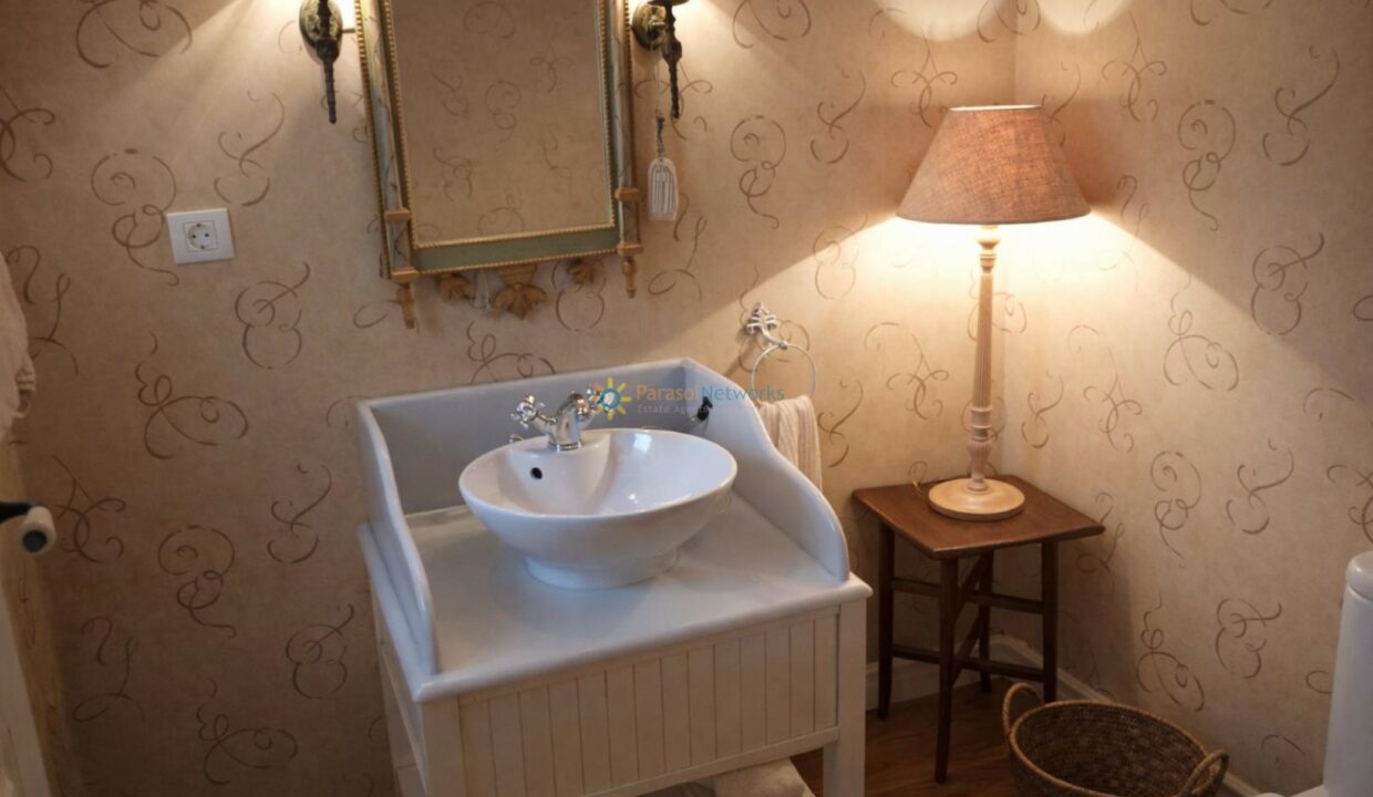 Baño elegante con detalles vintage