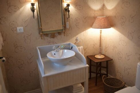 Baño elegante con detalles vintage