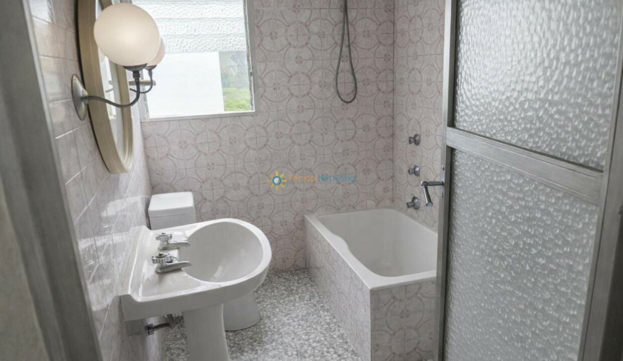 Baño elegante con diseño geométrico