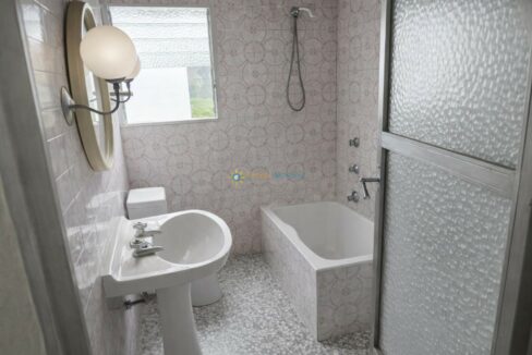 Baño elegante con diseño geométrico