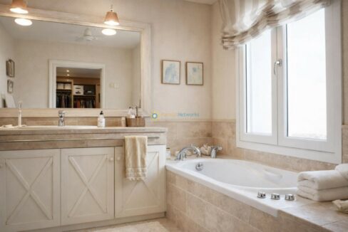 Baño elegante con luz natural