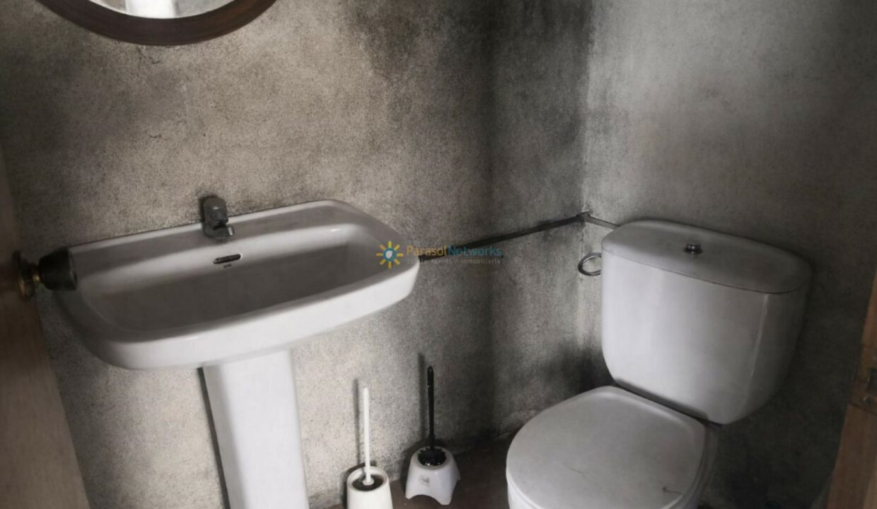 Baño envejecido pero limpio