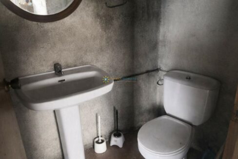 Baño envejecido pero limpio