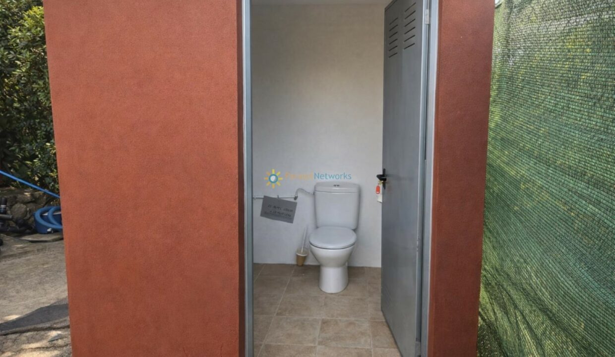 Baño exterior con privacidad verde