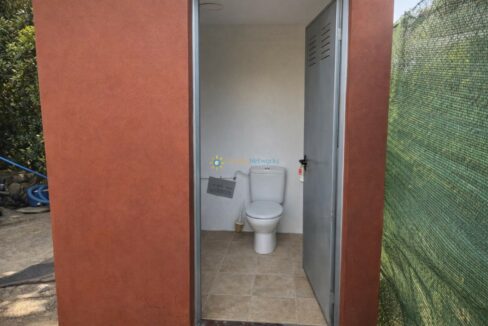 Baño exterior con privacidad verde