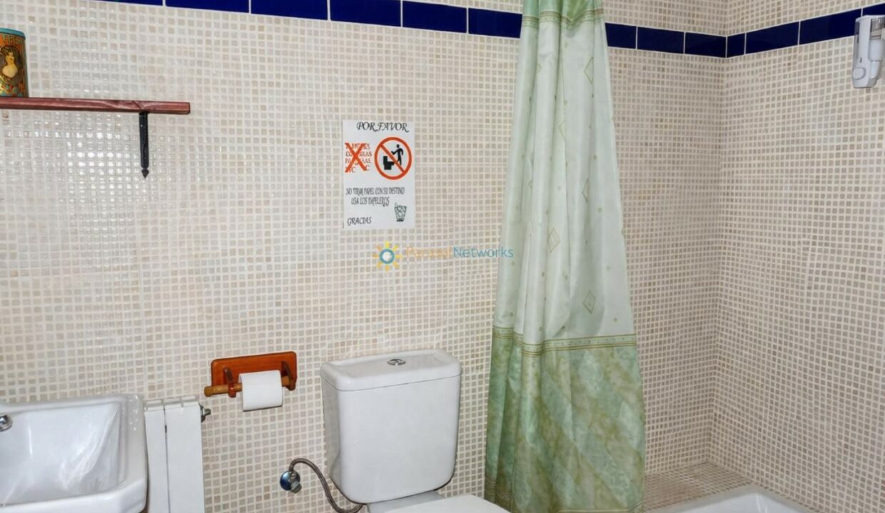 Baño limpio con azulejos beige y azul