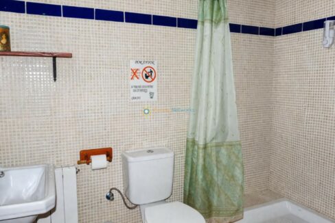 Baño limpio con azulejos beige y azul