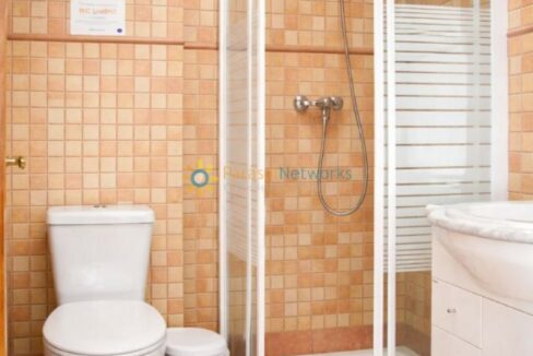 Baño limpio con azulejos terracota