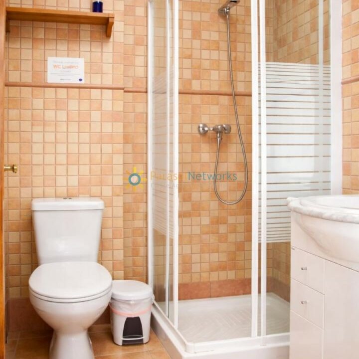 Baño limpio con azulejos terracota