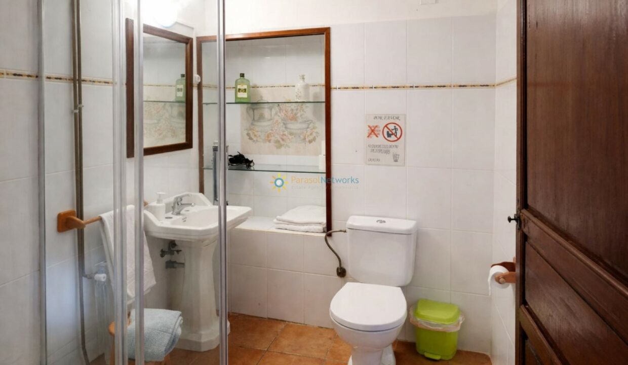 Baño limpio y detallado con ducha
