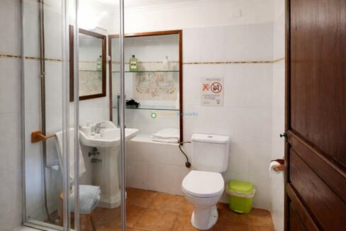Baño limpio y detallado con ducha
