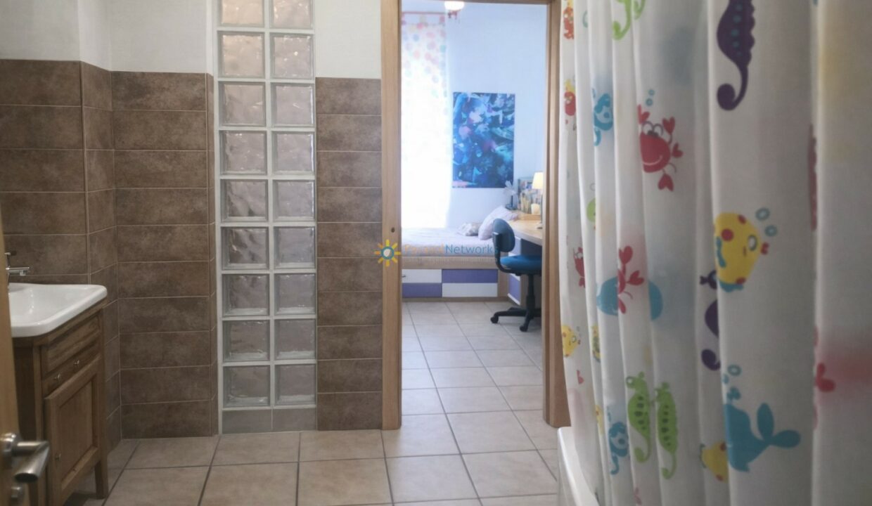 Baño luminoso con acceso al dormitorio