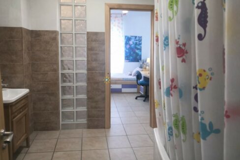 Baño luminoso con acceso al dormitorio