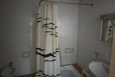 Baño luminoso con cortina de ducha