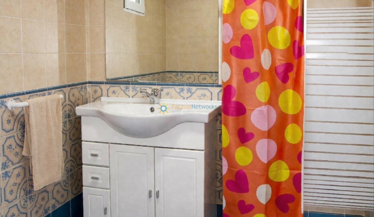 Baño luminoso y ordenado