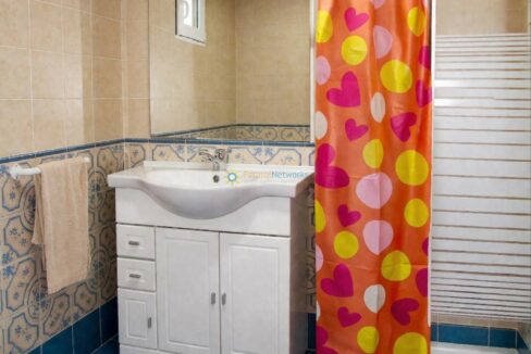 Baño luminoso y ordenado