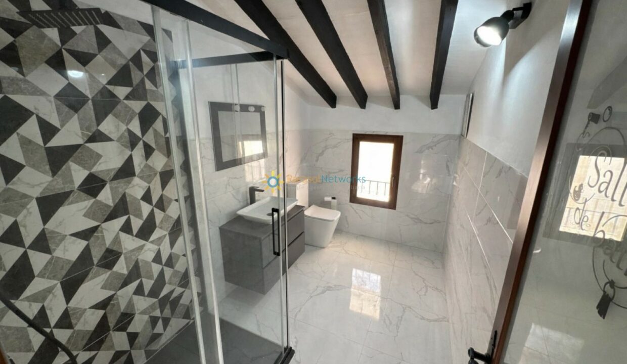 Baño minimalista con detalles en negro