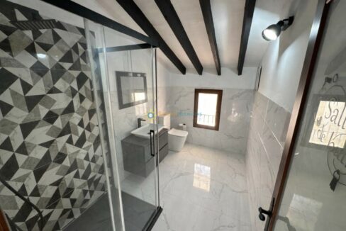 Baño minimalista con detalles en negro