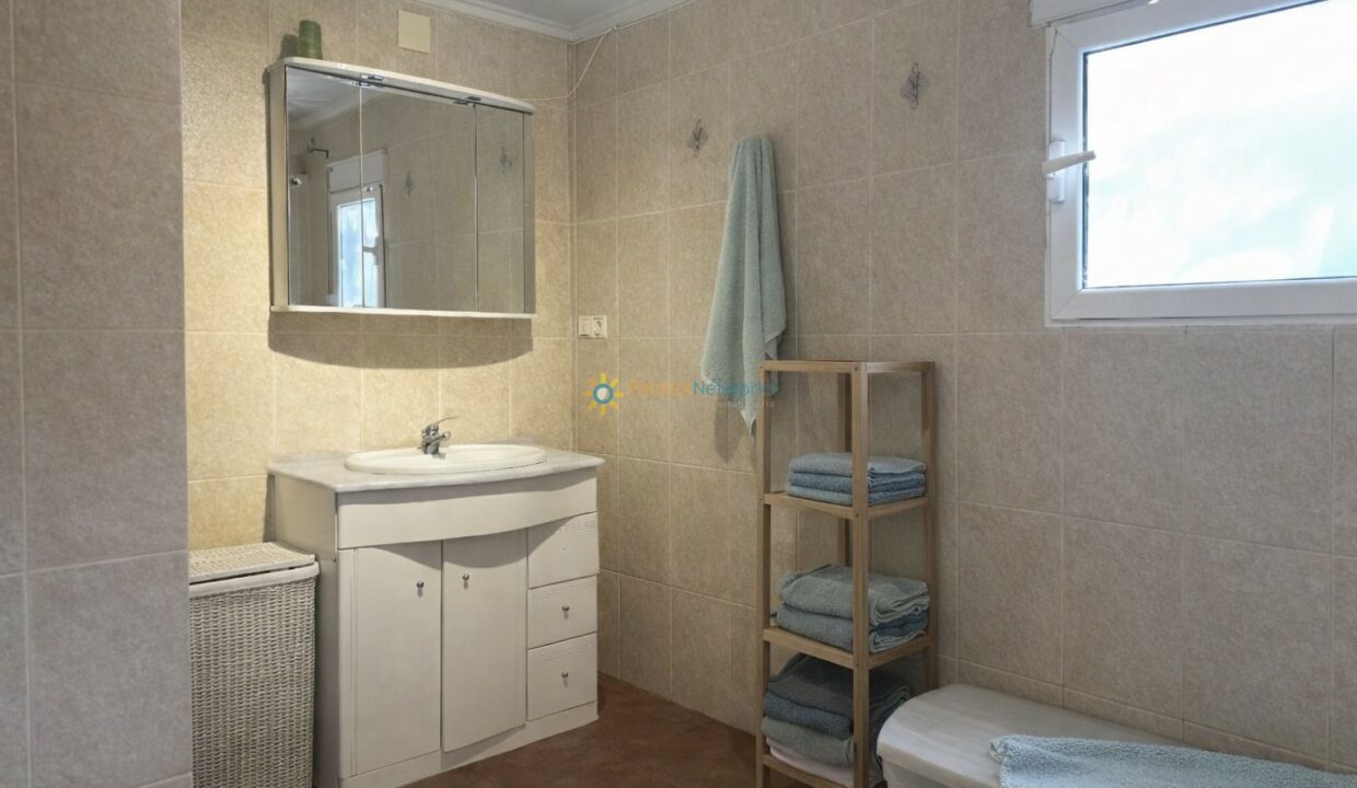 Baño minimalista y elegante con toallas azules