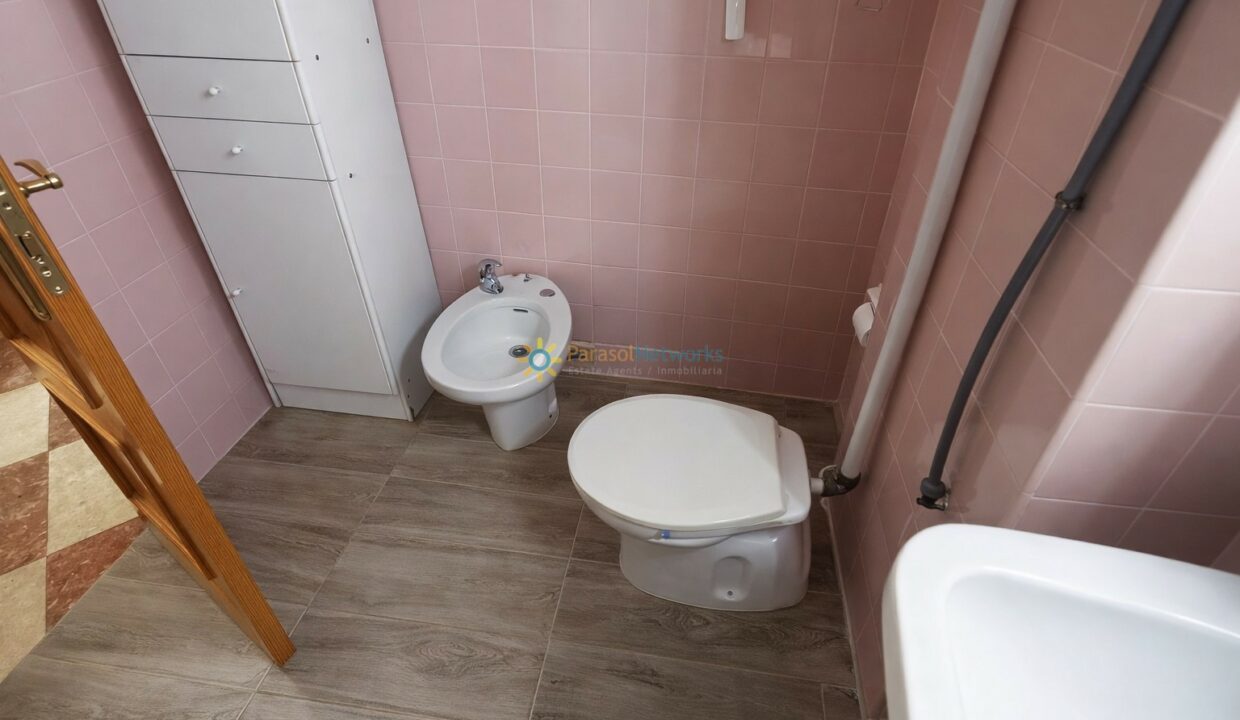 Baño moderno con azulejos rosas y madera