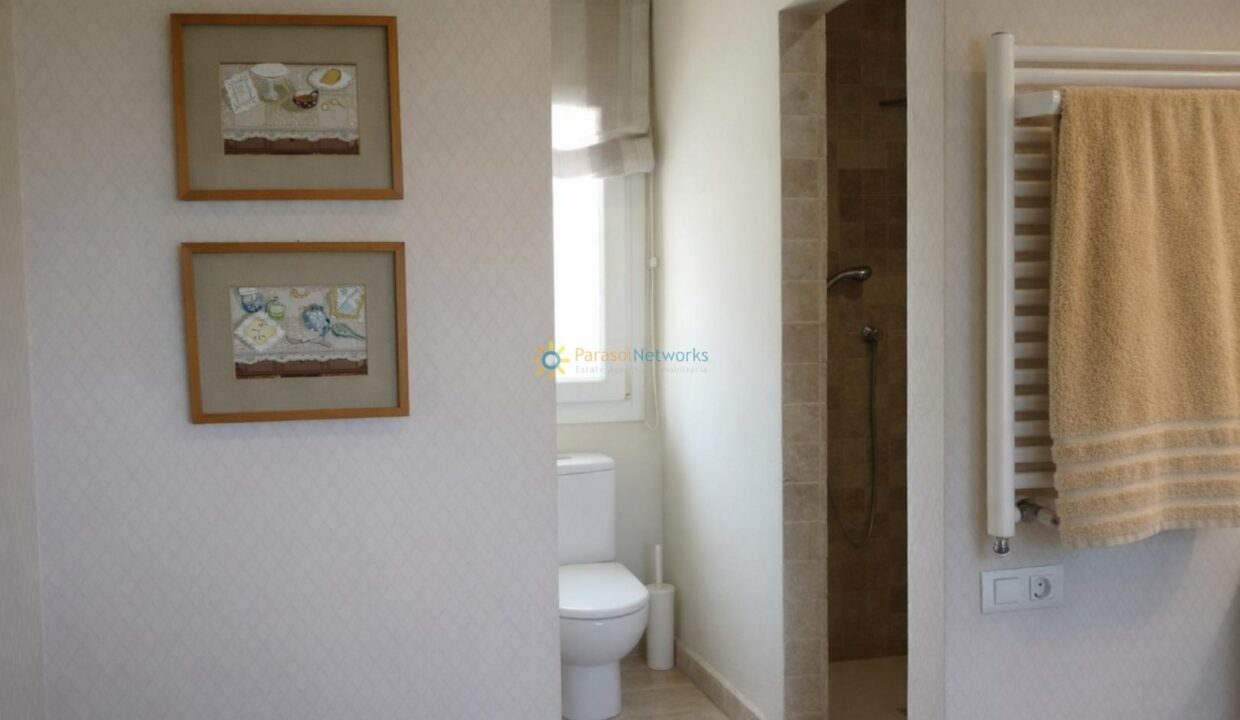 Baño moderno con detalles artísticos