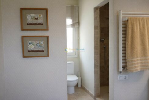 Baño moderno con detalles artísticos