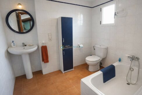 Baño moderno con detalles azules