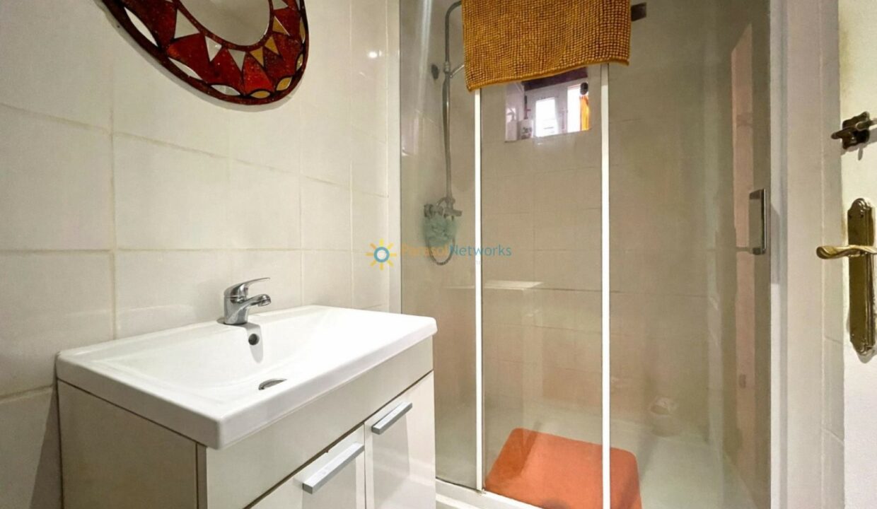 Baño moderno con detalles coloridos