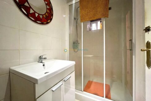 Baño moderno con detalles coloridos