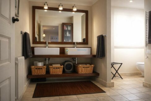 Baño moderno con detalles contemporáneos