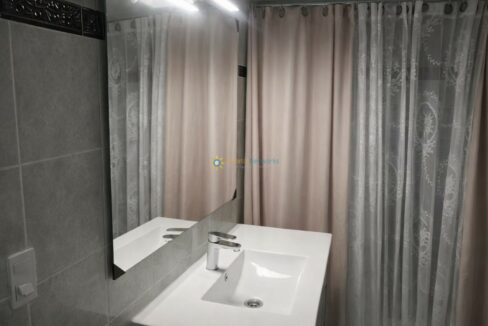 Baño moderno con detalles delicados