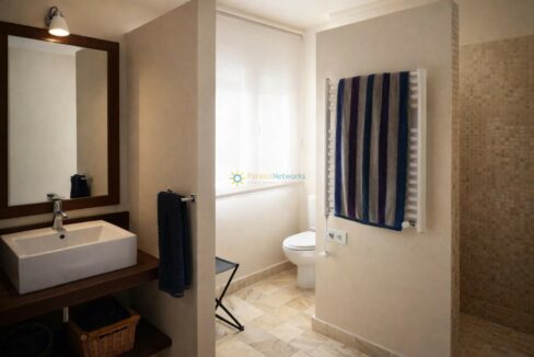 Baño moderno con detalles elegantes