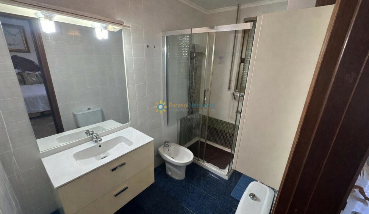 Baño moderno con detalles en azul