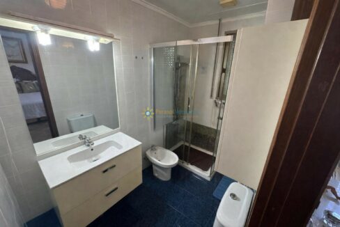 Baño moderno con detalles en azul