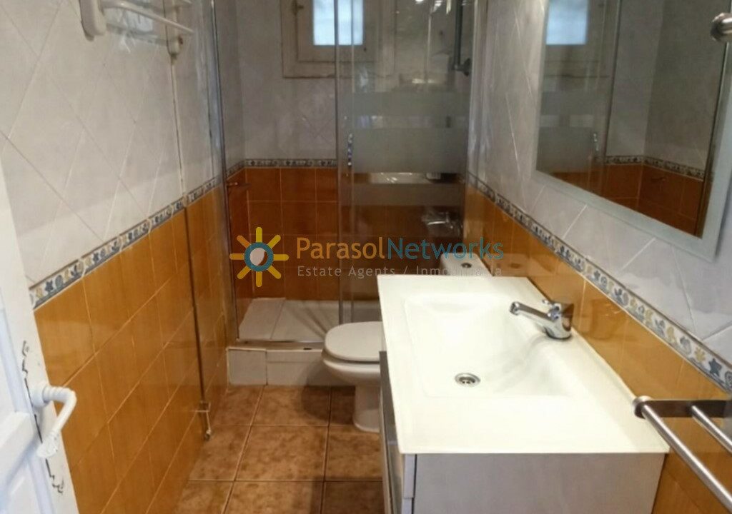 Baño moderno con detalles en cerámica