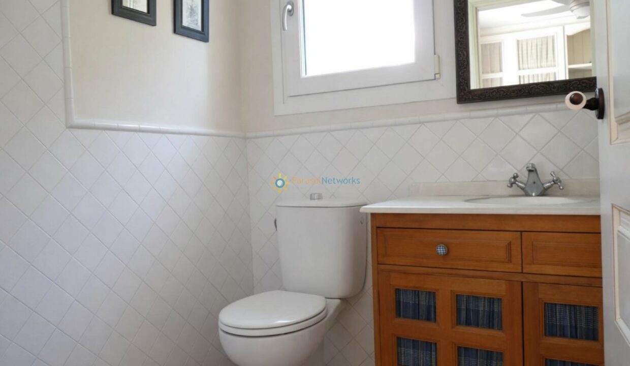 Baño moderno con detalles en madera