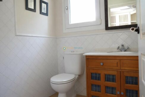 Baño moderno con detalles en madera